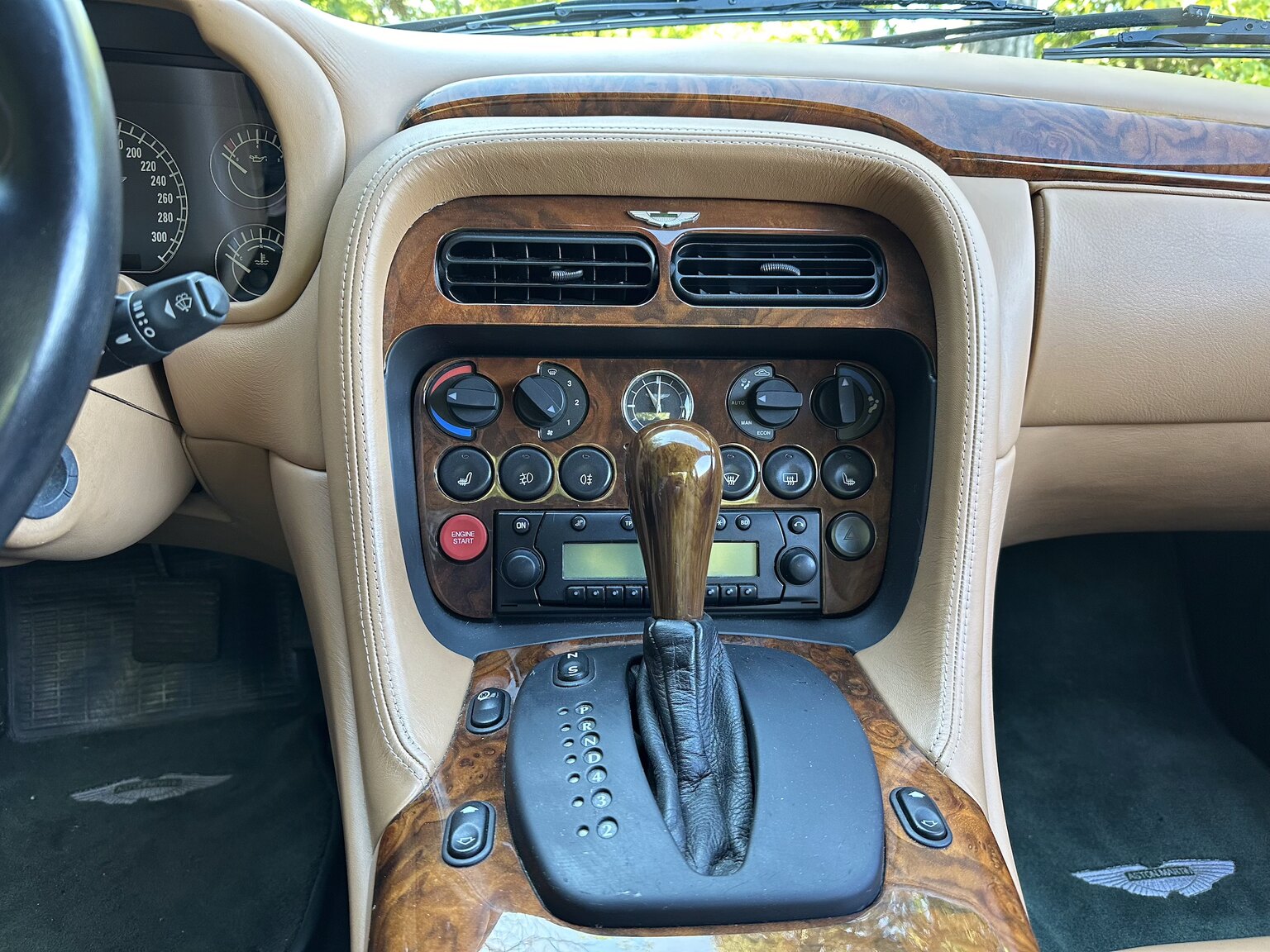 Innenraumfoto von 2003 Aston Martin DB7