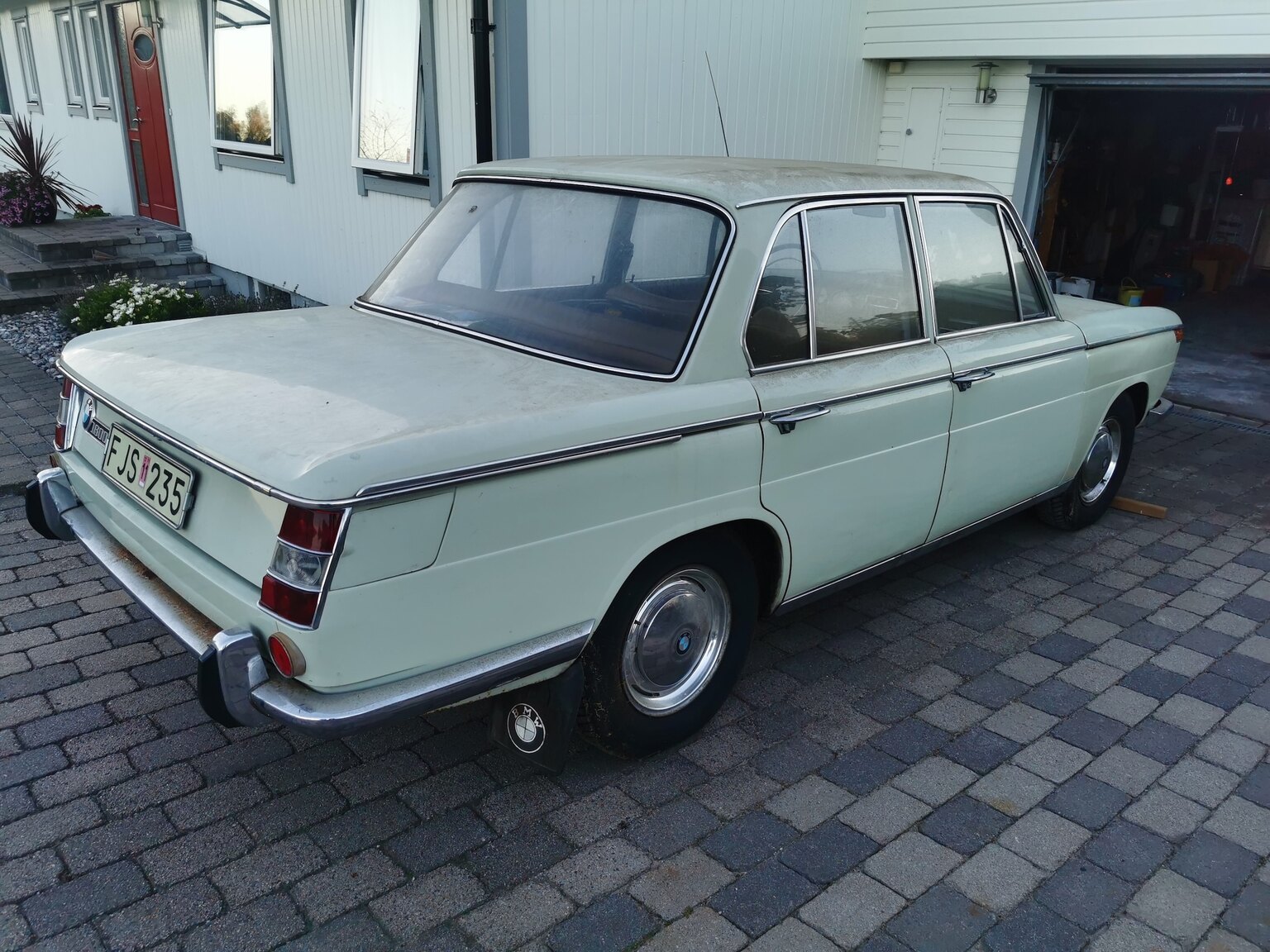 Exteriörbild på 1966 Renoveringsobjekt BMW 1800