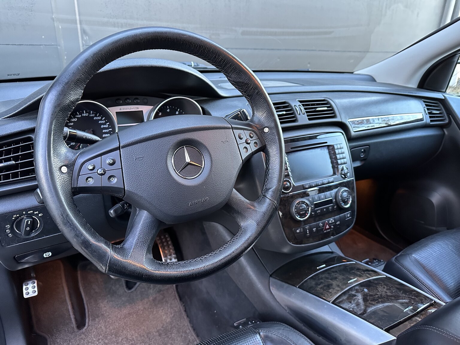 Innenraumfoto von 2007 Mercedes-Benz R63 AMG