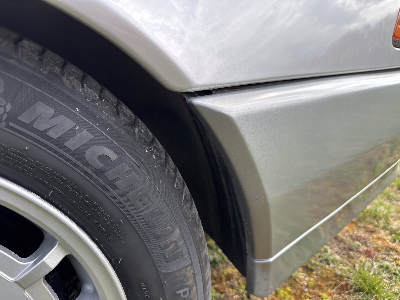 Exterior image of 1992 Mercedes-Benz SL 500 (43)