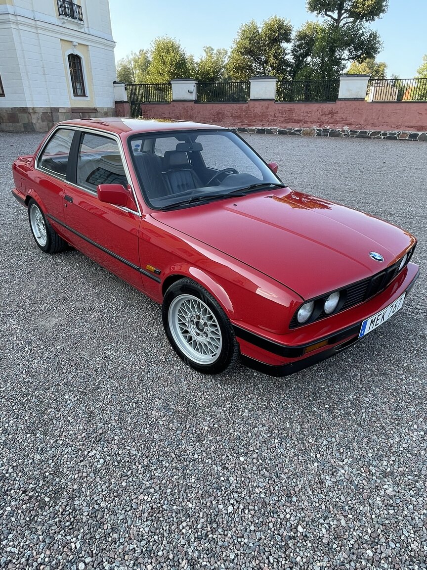 Exteriörbild på 1987 BMW 320i