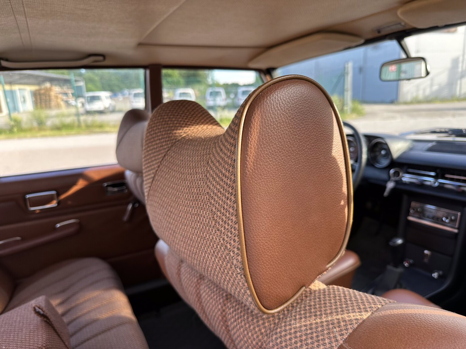 Interior image of 1975 Mercedes Benz 200
