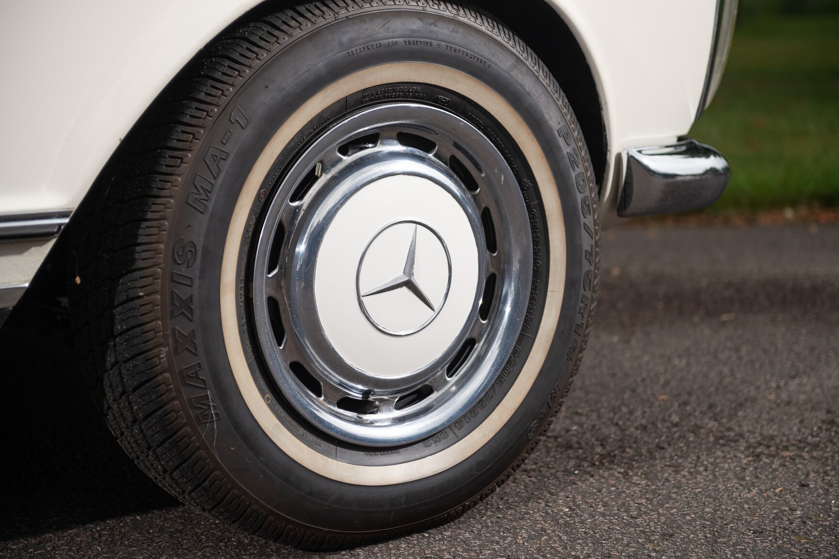 Exterior image of 1968 Mercedes-Benz 280 SL Pagoda (60)