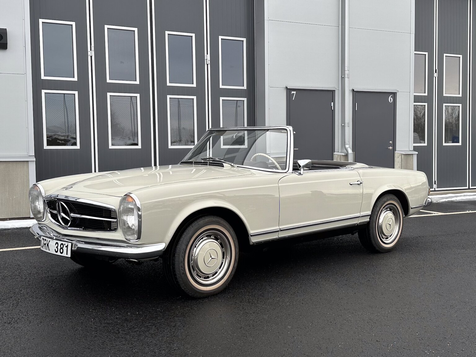 Exterior image of 1968 Mercedes Benz SL 280 Pagoda (43)