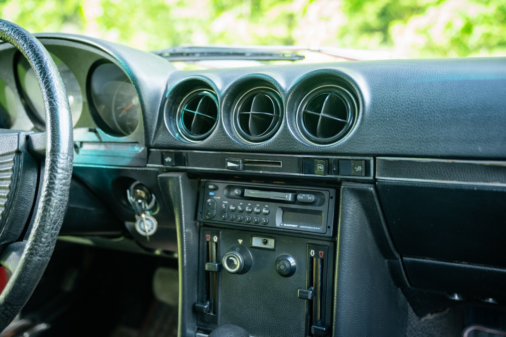 Interior image of 1975 Mercedes-Benz 350 SLC
