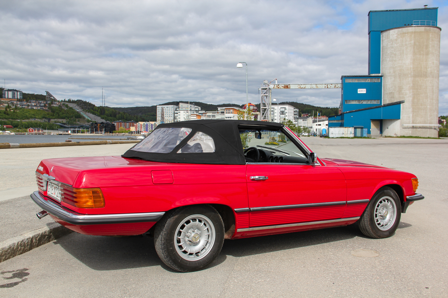 Exteriörbild på 1975 Mercedes-Benz 280 SL (6)