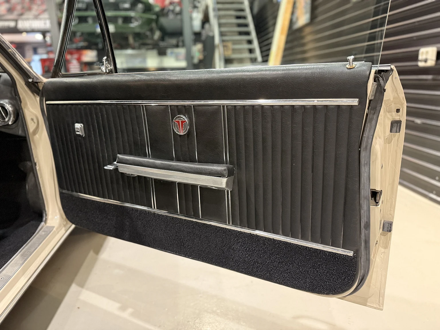 Interior image of 1964 Oldsmobile Cutlass Convertible (30)