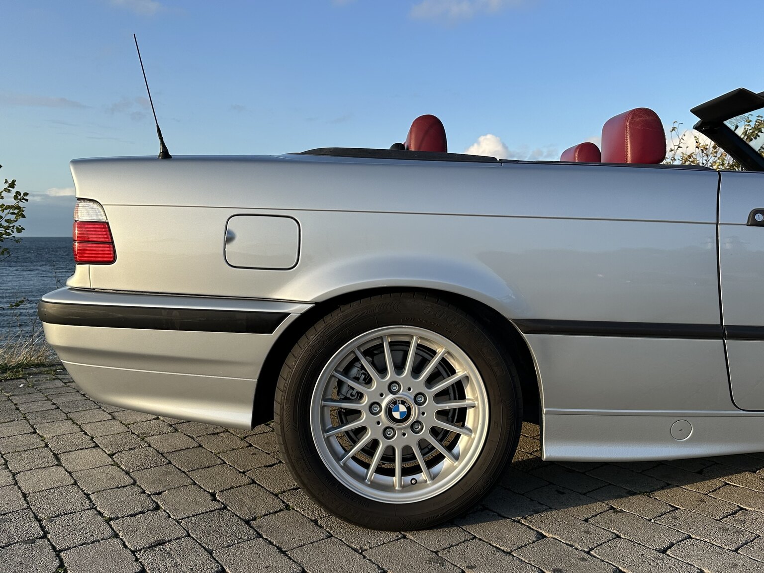Exteriörbild på 1993 BMW 325i Convertible