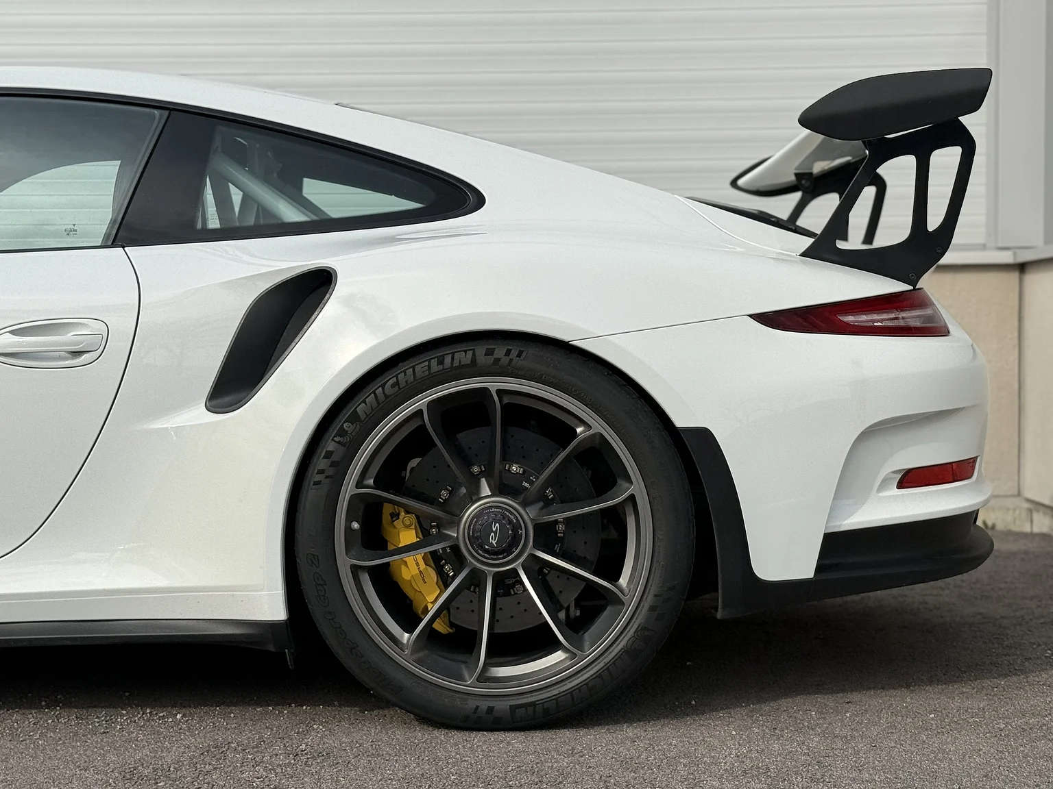 Exteriörbild på 2016 Porsche 911 GT3 RS (9)