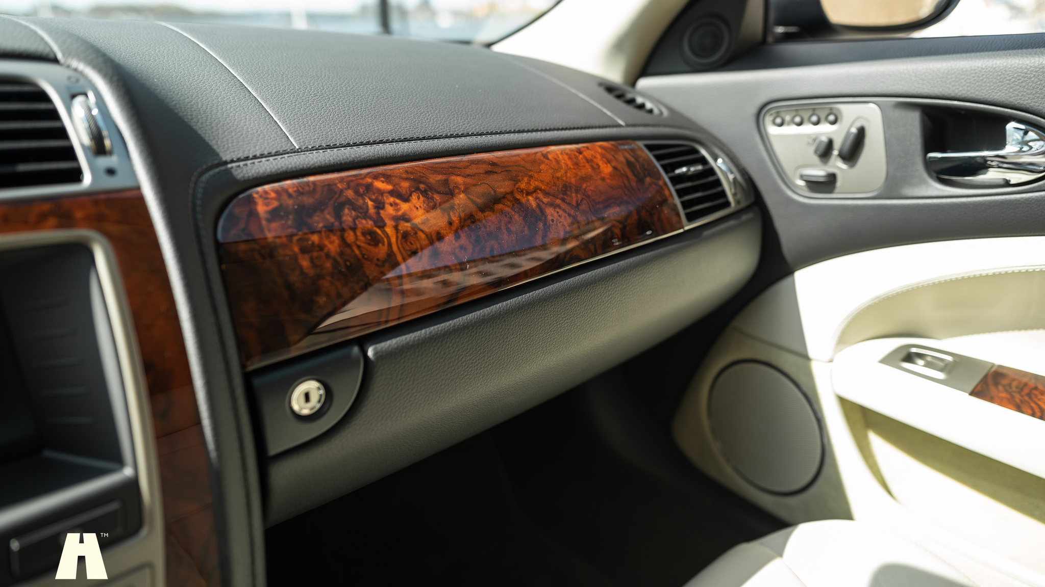 Innenraumfoto von 2008 Jaguar XKR (64)