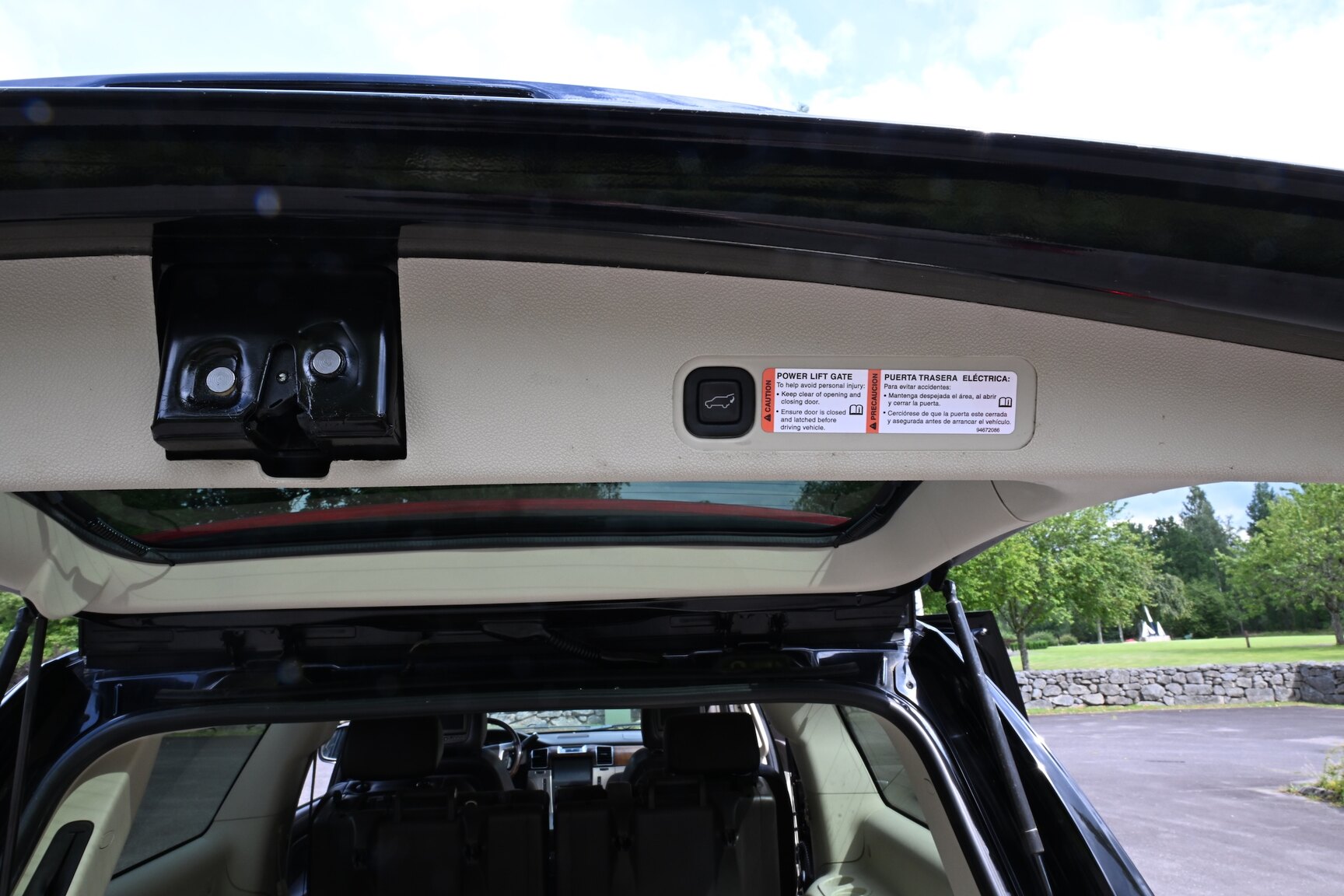 Interior image of 2010 Cadillac Escalade ESV 6.2 Flexfuel