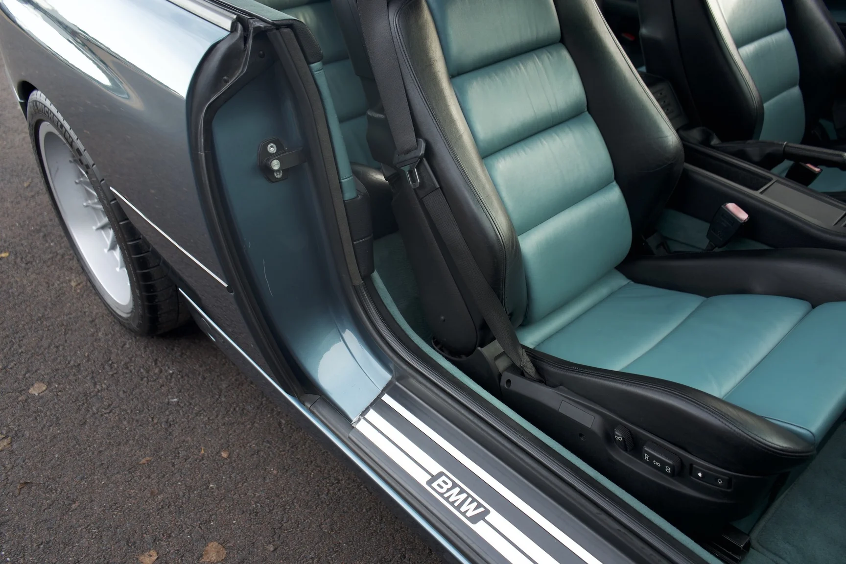 Interior image of 1992 BMW 850i 6-speed manual - 1 of 49 (29)