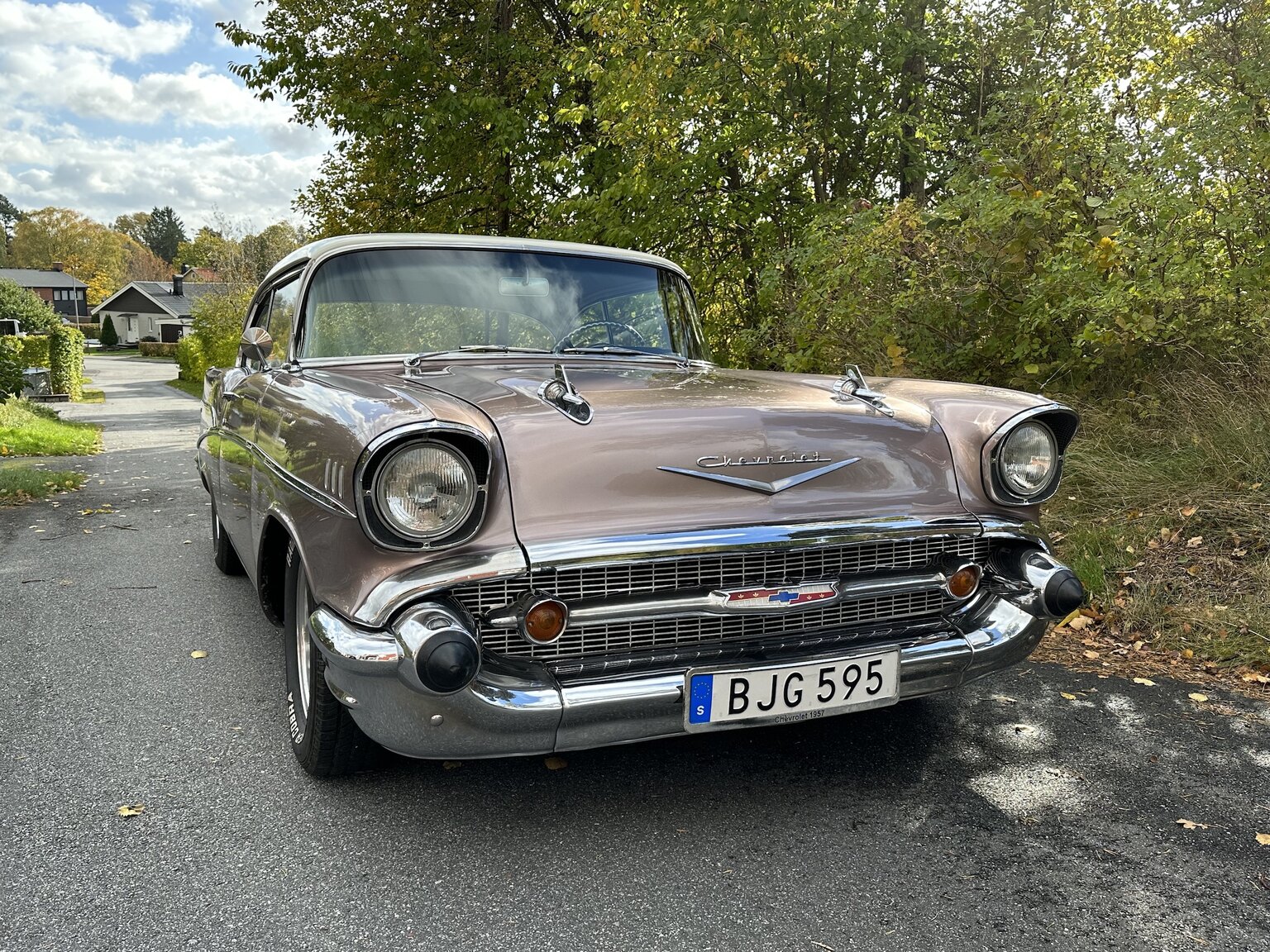 Exteriörbild på 1957 Chevrolet Two-Ten Restomod (1)