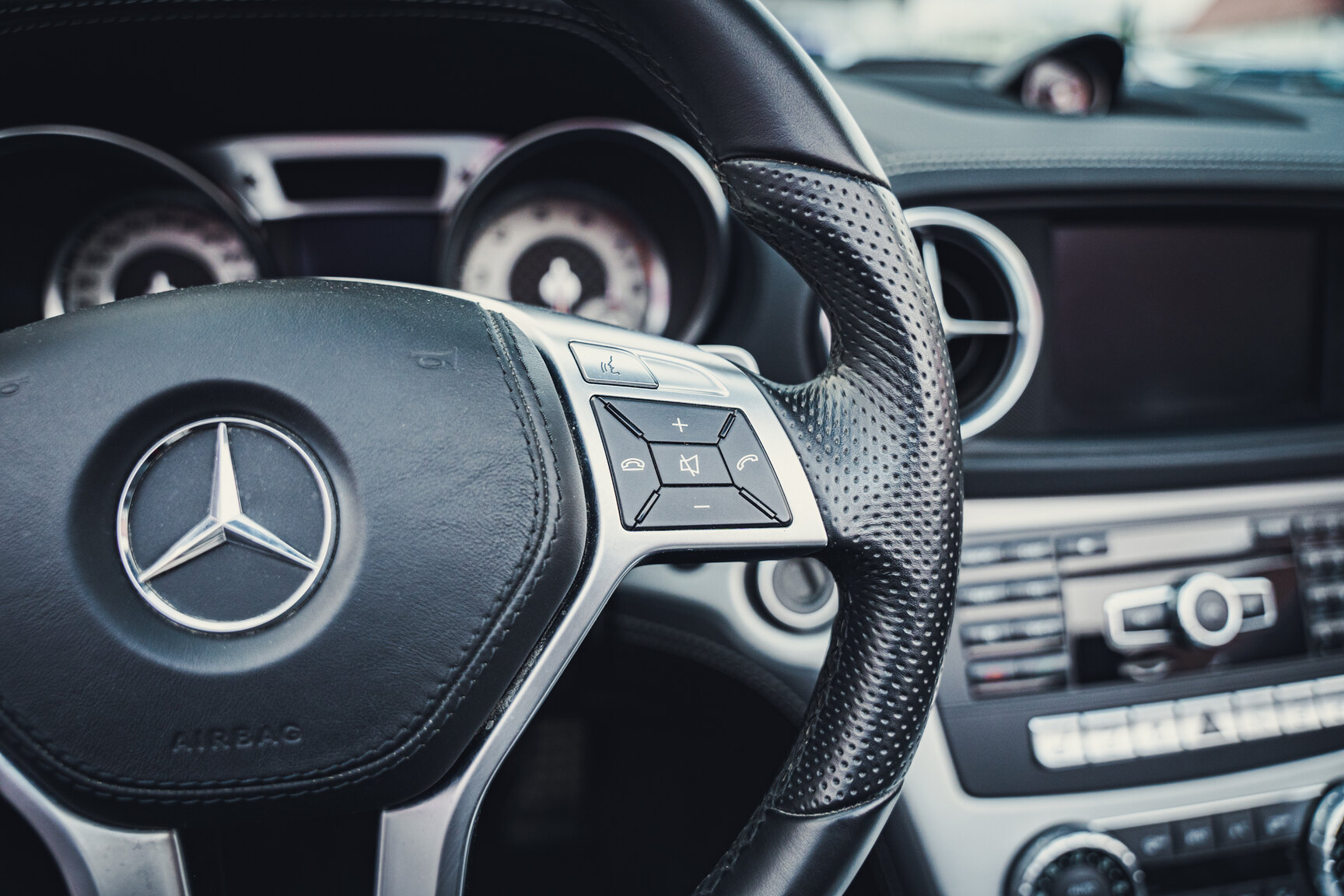 Innenraumfoto von 2013 Mercedes-Benz SL 350 - Ett sista race