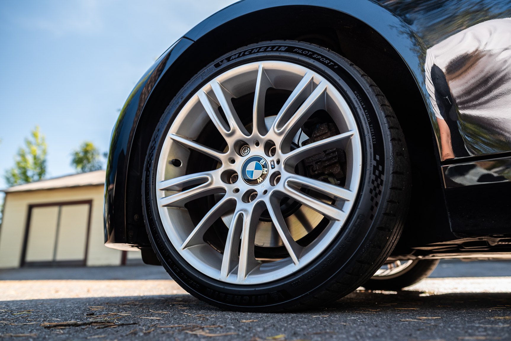 Exterior image of 2009 BMW 325Xi