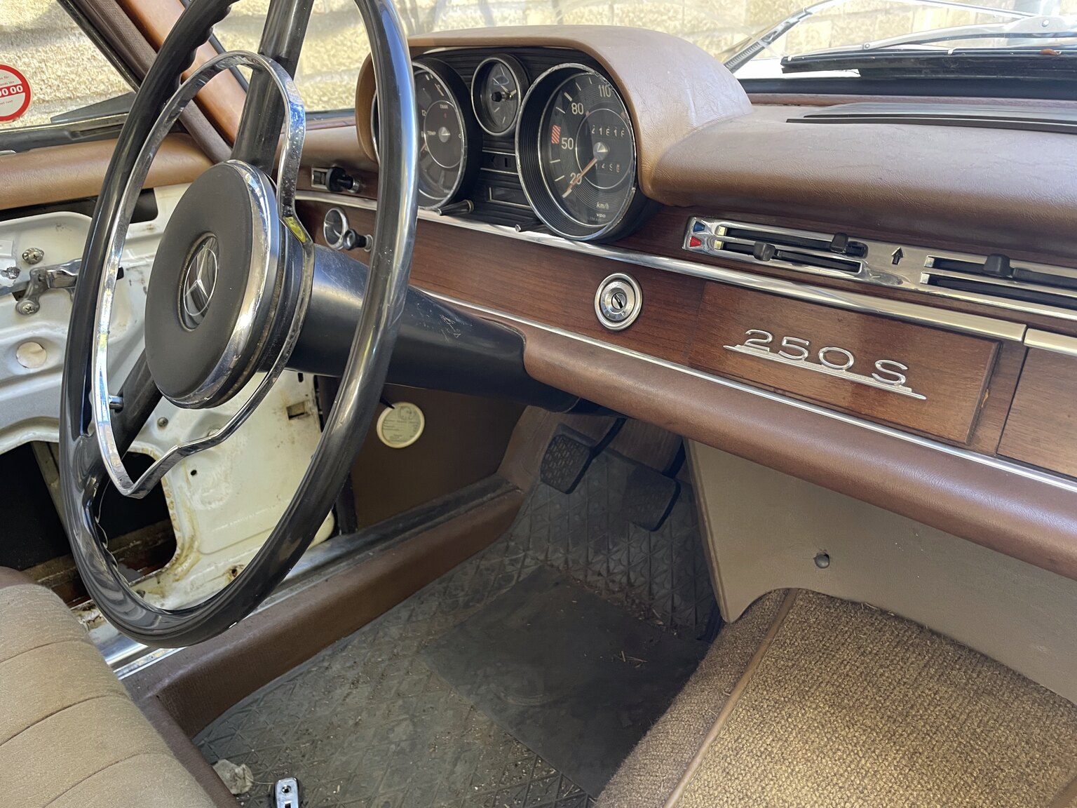 Interior image of 1966 Mercedes-Benz 250s