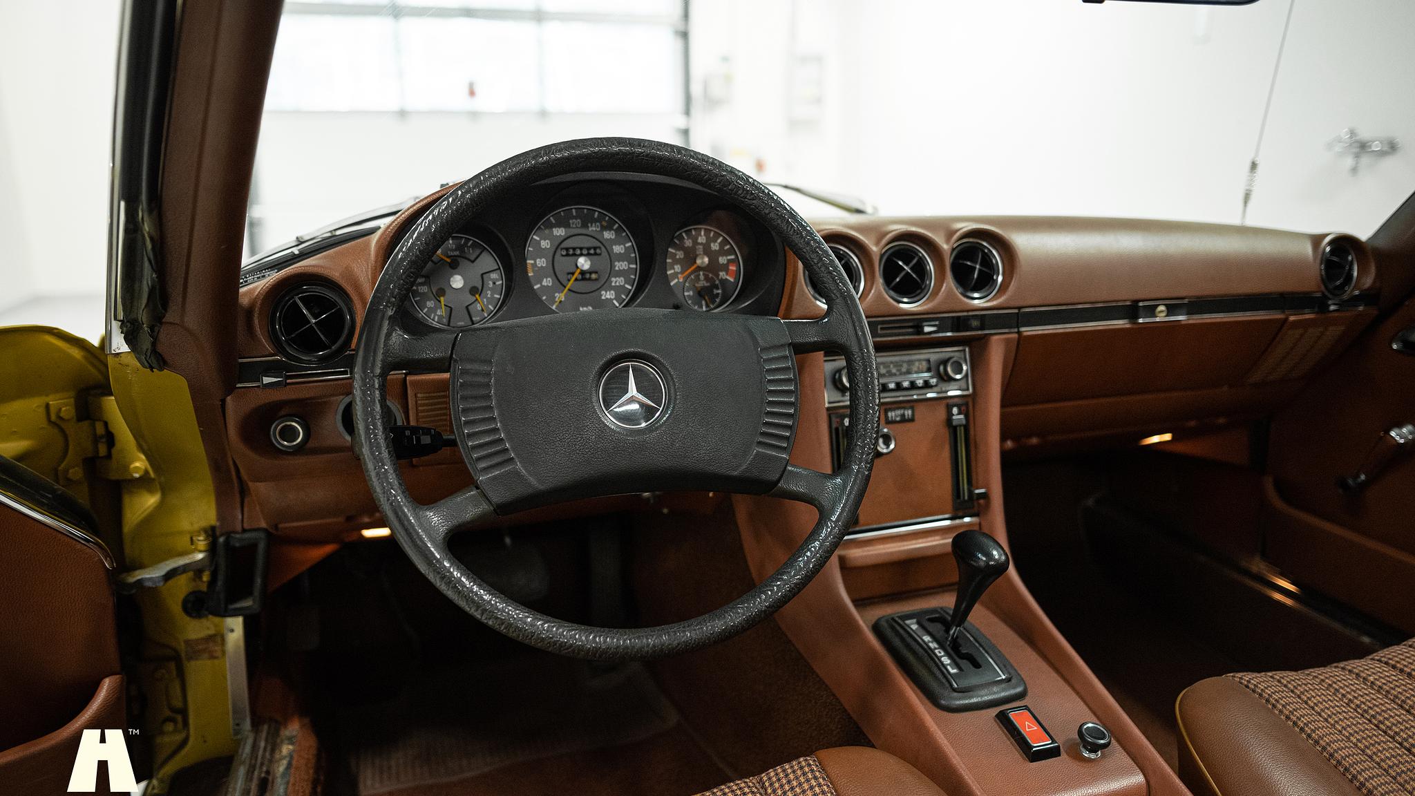 Interiörbild 1975 Mercedes SL 350