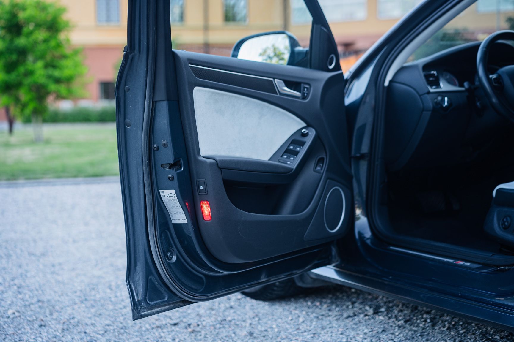Interior image of 2011 Audi S4 (1)