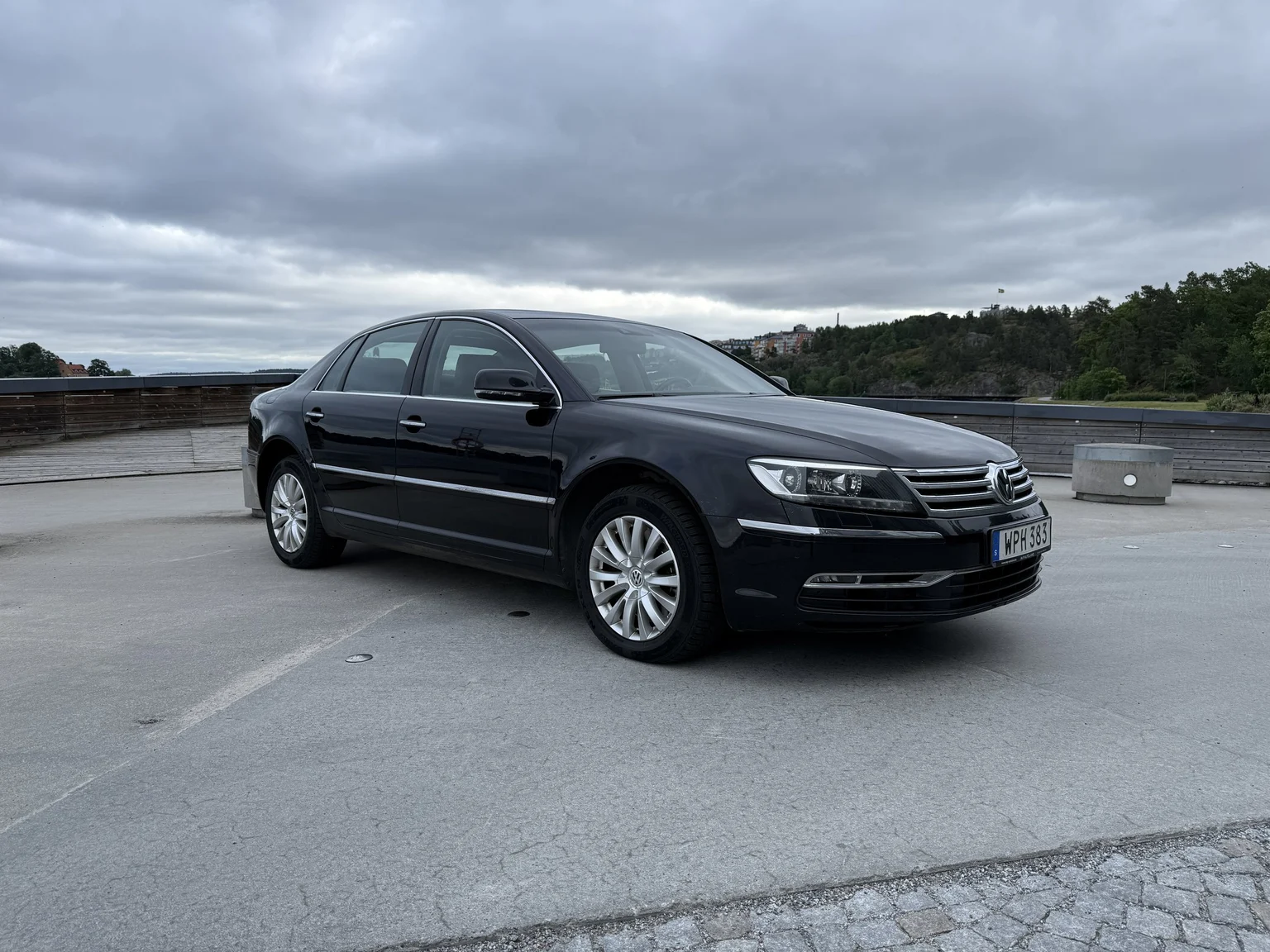 Exterior image of 2013 Volkswagen Phaeton 3.0 TDI (1)