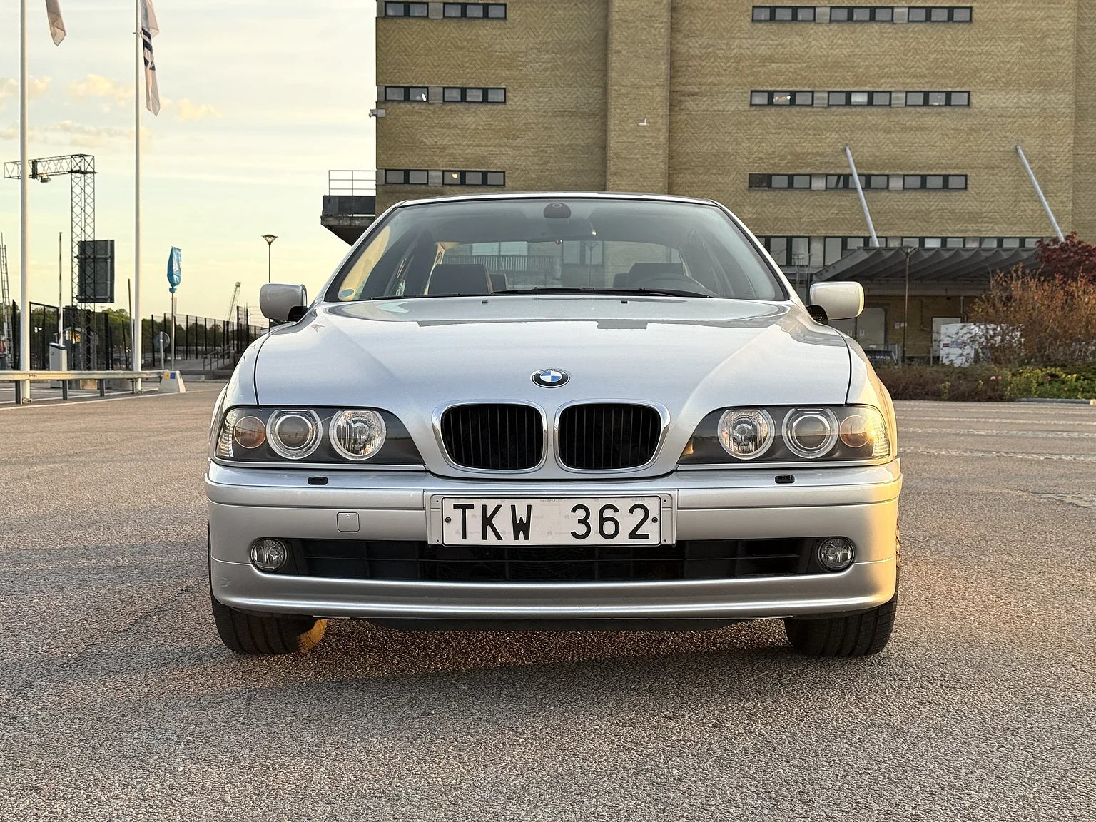 Exterior image of 2002 BMW 520i (11)