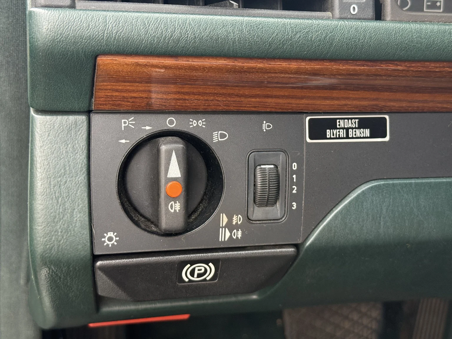 Innenraumfoto von 1991 Mercedes-Benz 300 E 4MATIC (19)