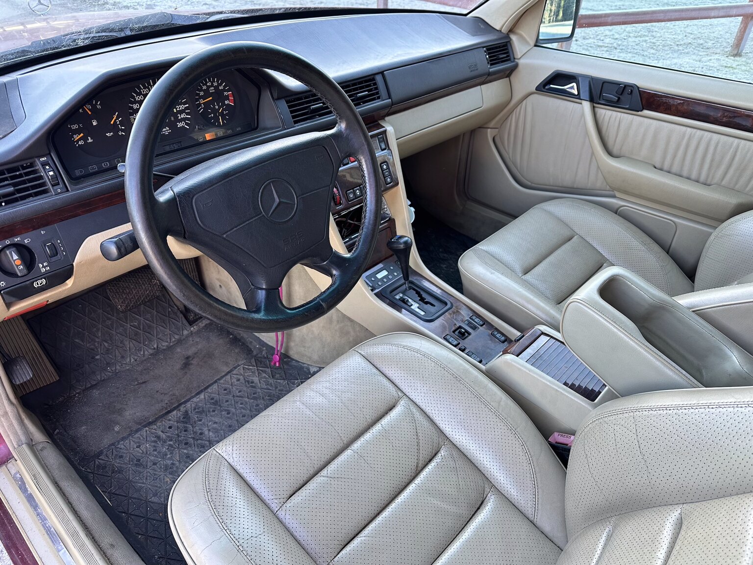 Interior image of 1992 Mercedes-Benz 300 TE-24