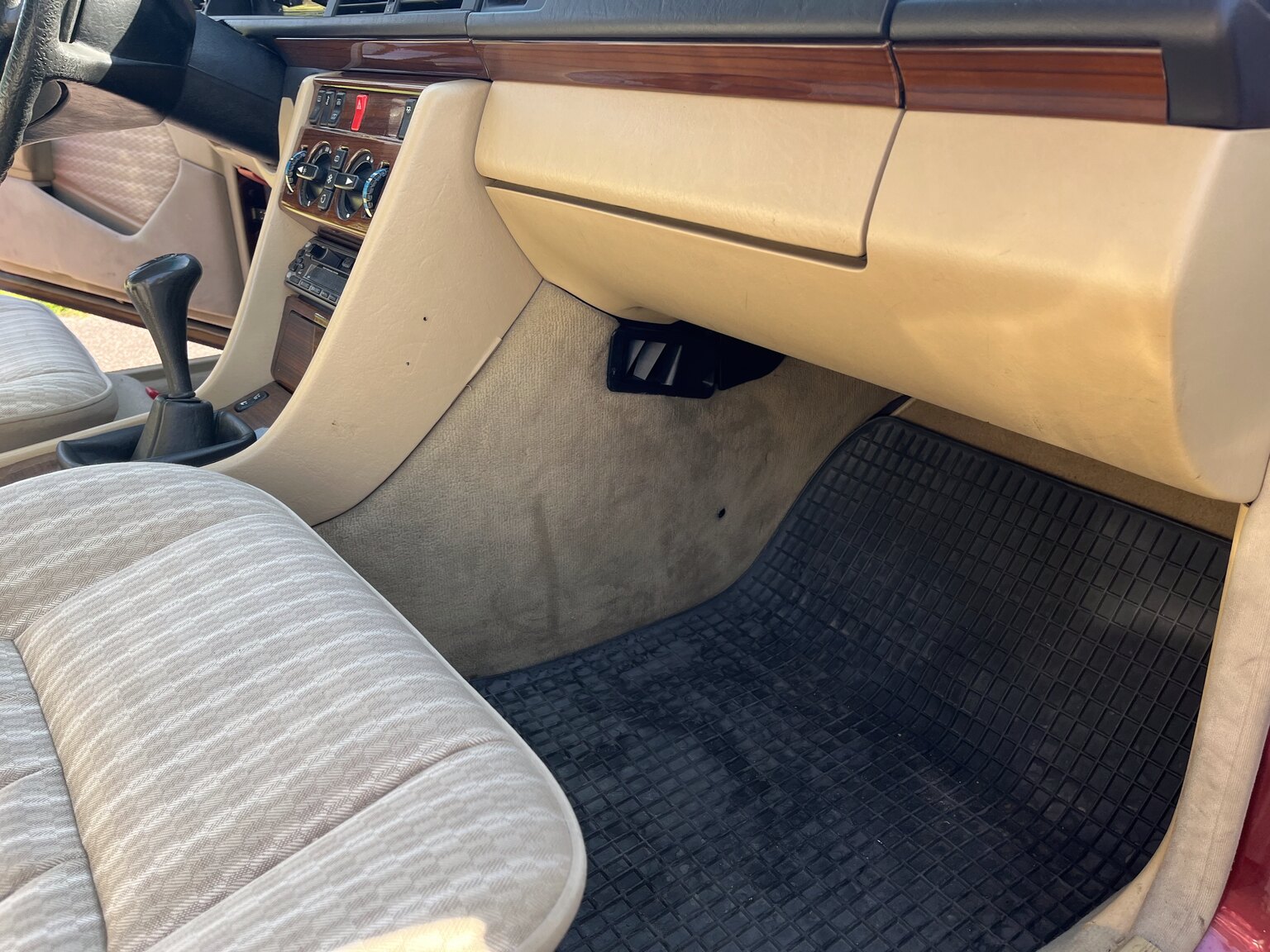 Innenraumfoto von 1990 Mercedes-Benz 230 E