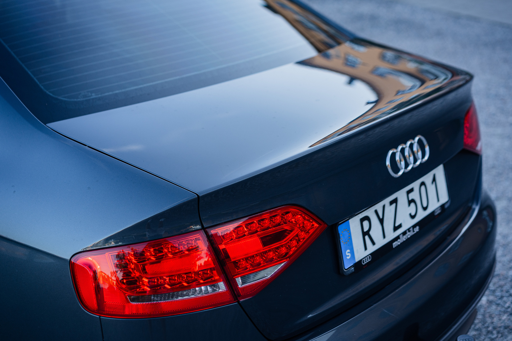 Exterior image of 2011 Audi S4 (31)