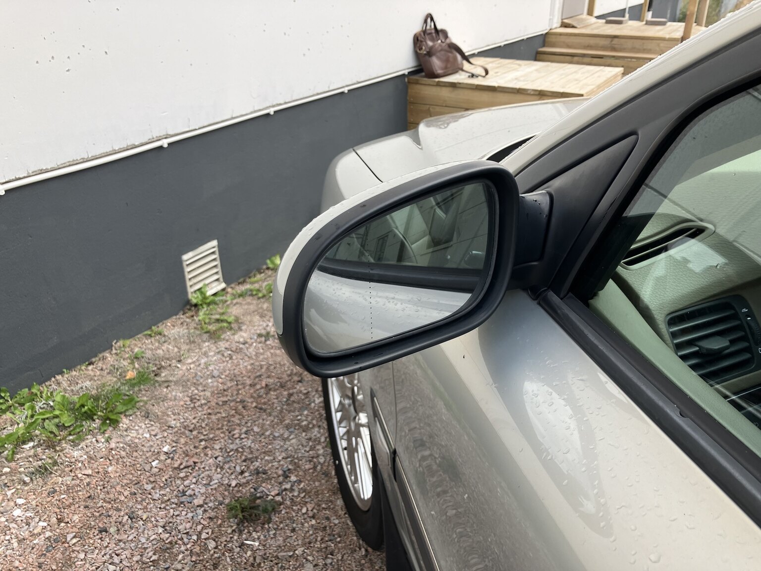 Exterior image of 1999 Volvo S80