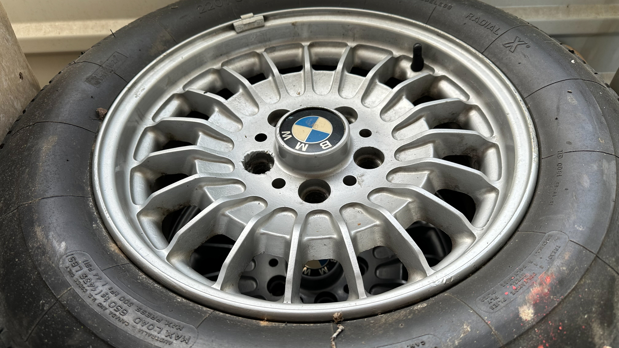 Exteriörbild på 1984 BMW 745i Executive Automat