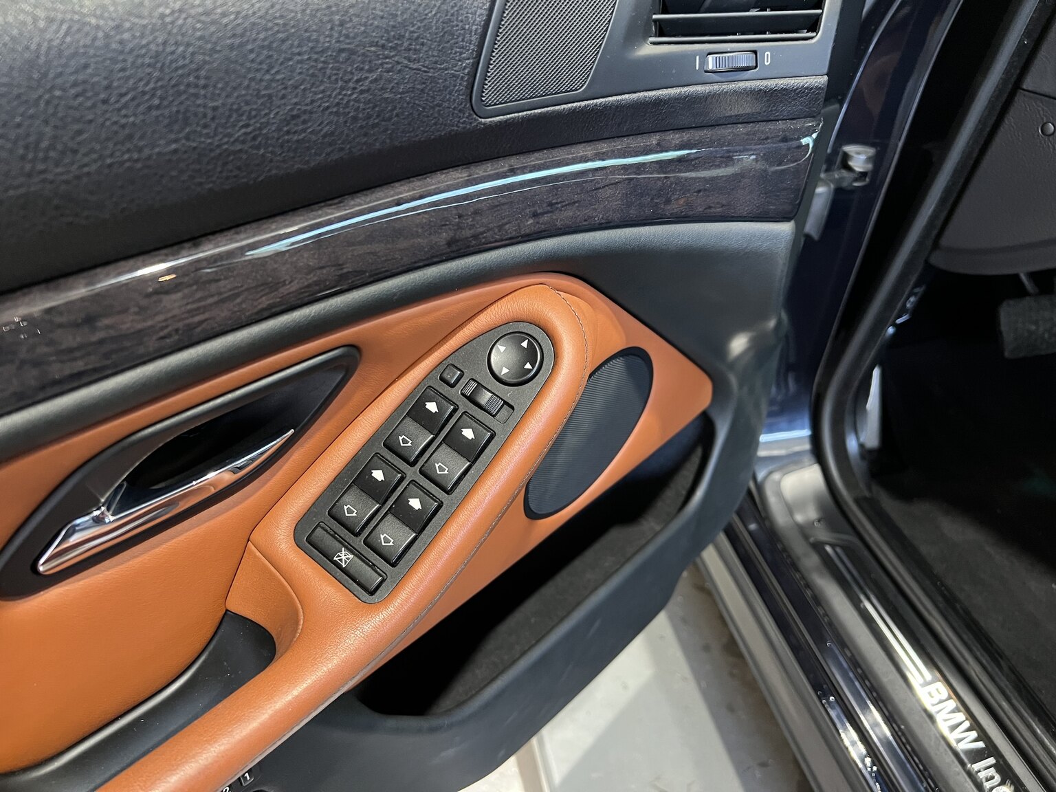 Interior image of 2003 BMW 540i Touring