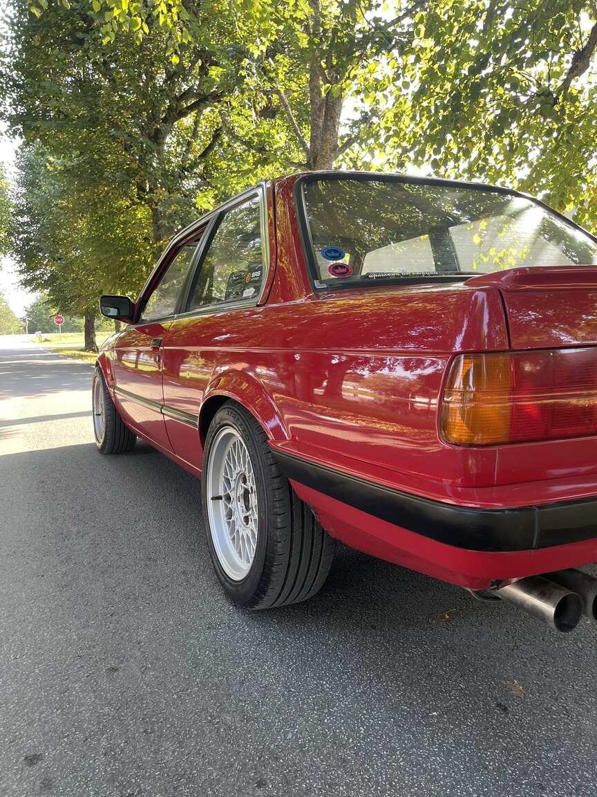 Exterior image of 1987 BMW 320i