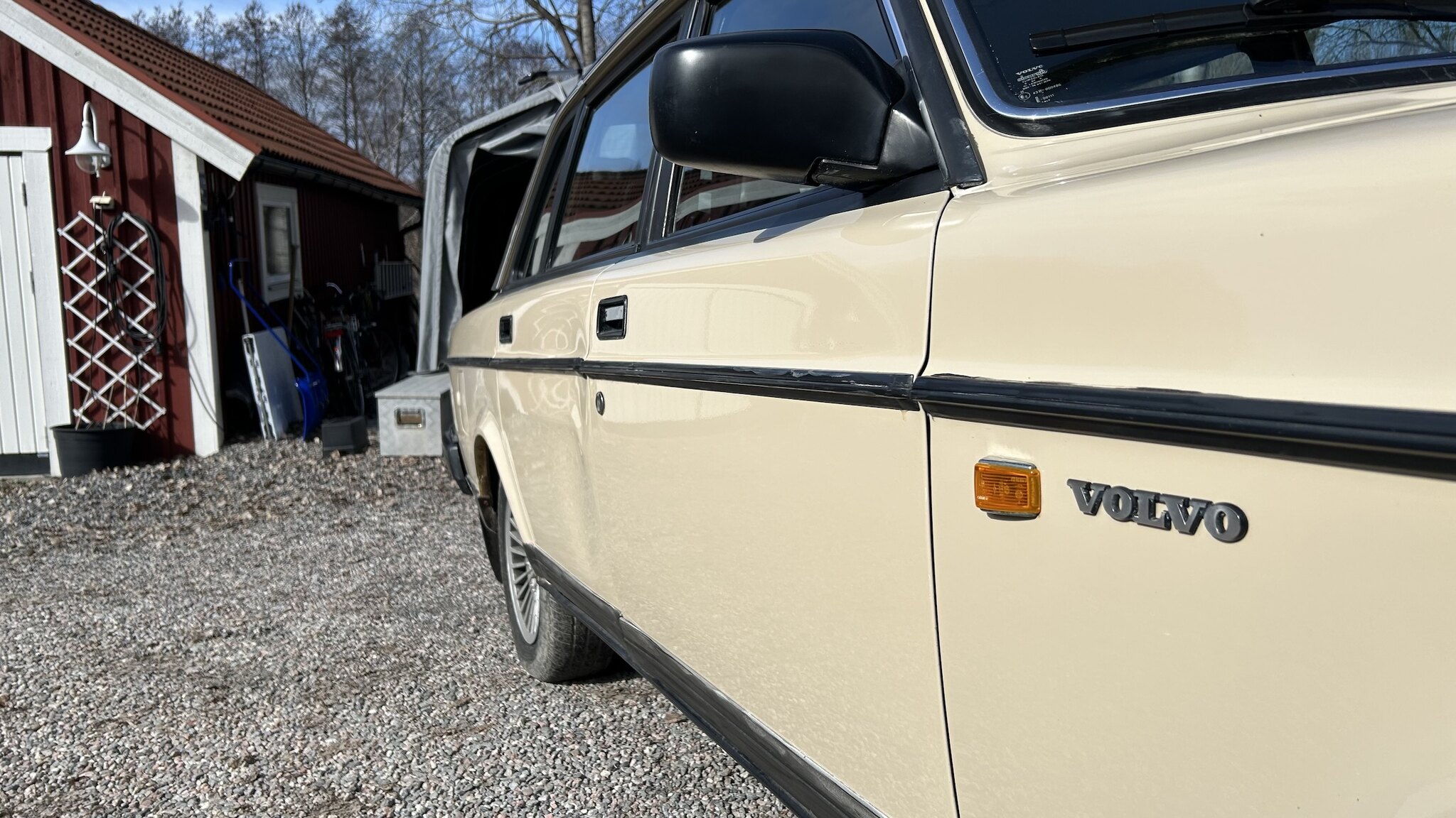 Exterior image of 1987 Volvo 244