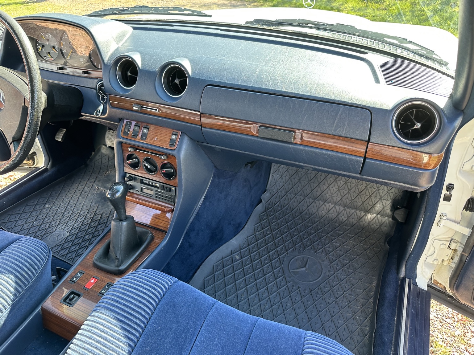 Interior image of 1985 Mercedes-Benz 200