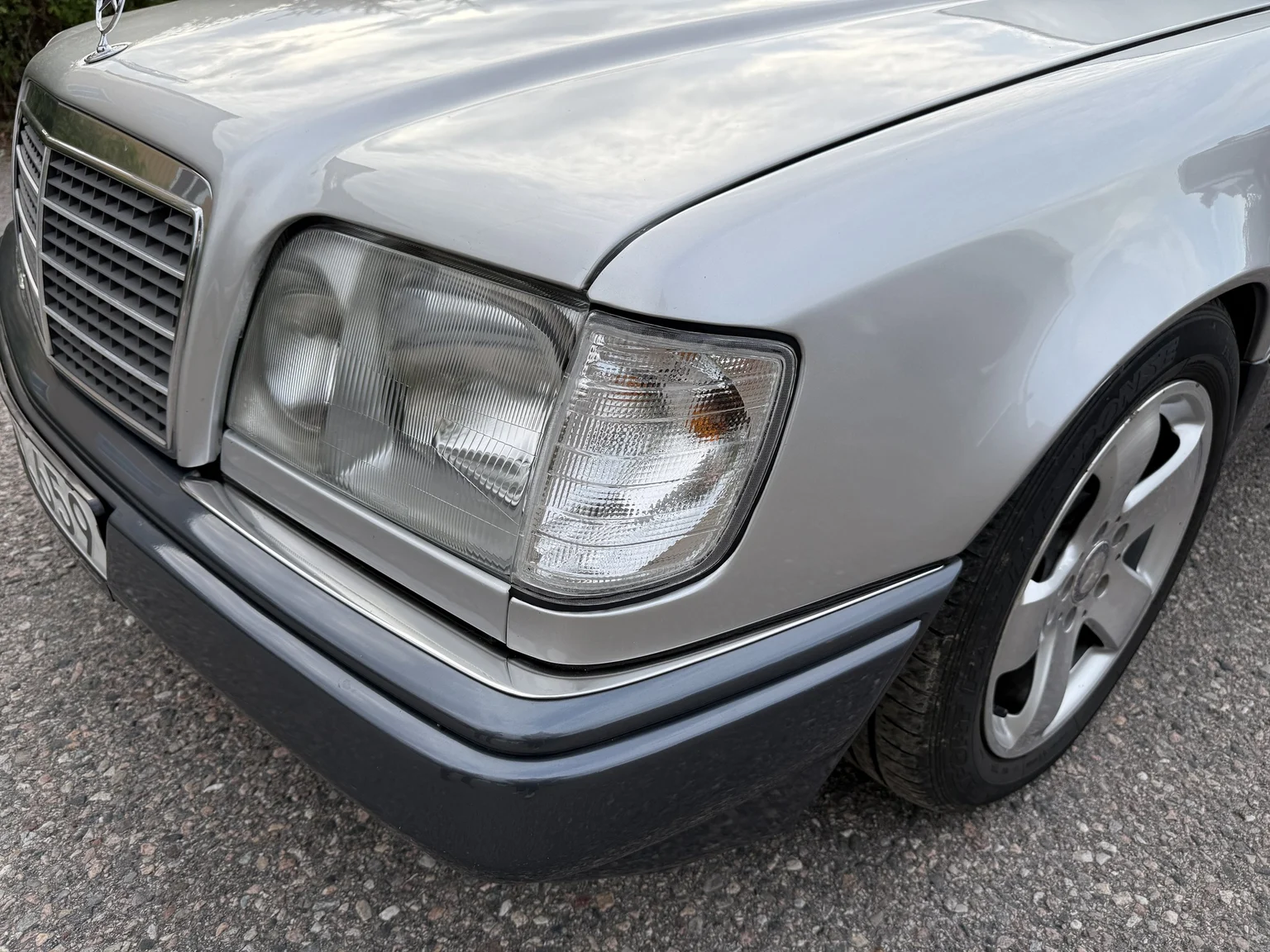 Exterior image of 1994 Mercedes-Benz E 320 T (34)