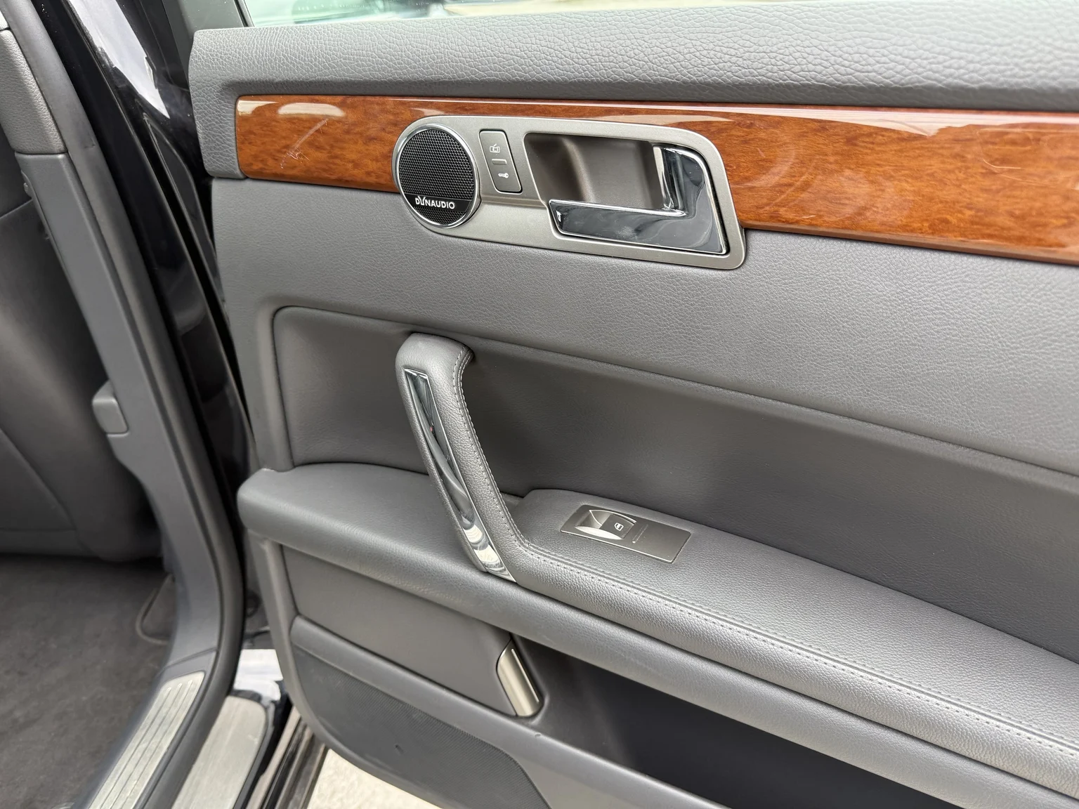 Innenraumfoto von 2013 Volkswagen Phaeton 3.0 TDI (65)