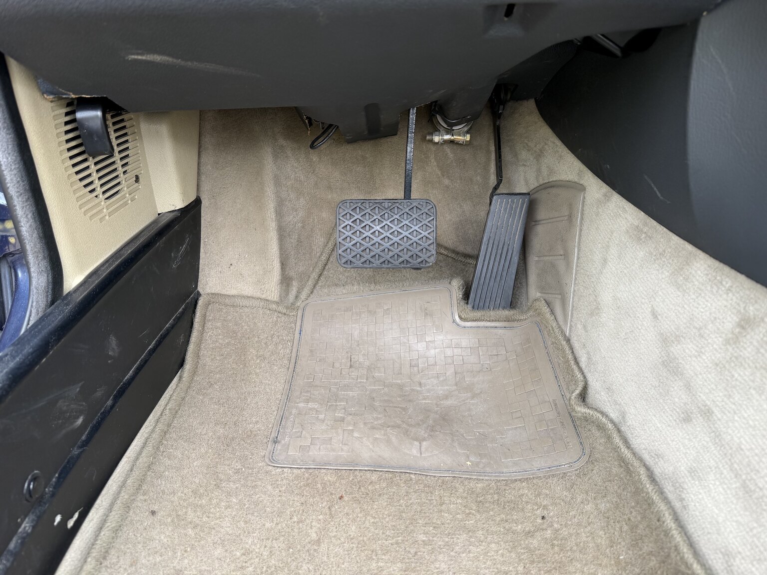Interior image of 1987 BMW 325i Convertible