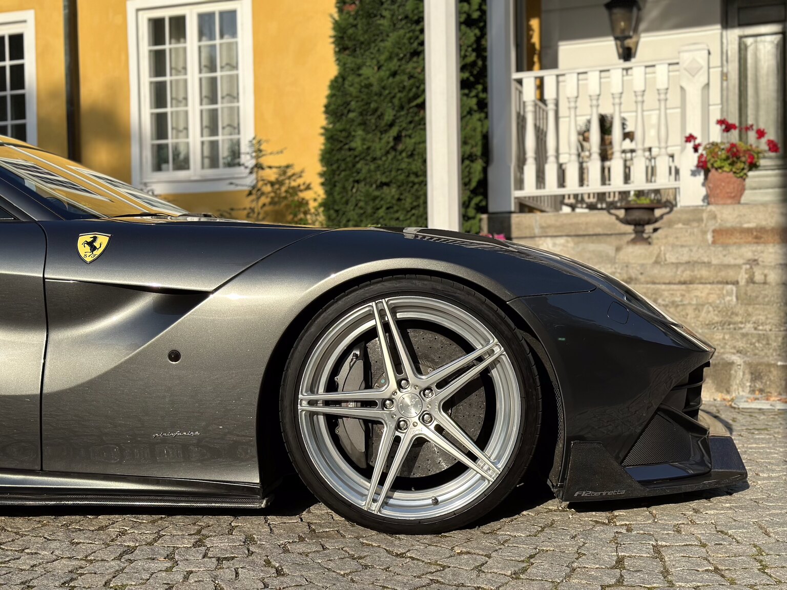 Exteriörbild på 2013 Ferrari F12 Berlinetta