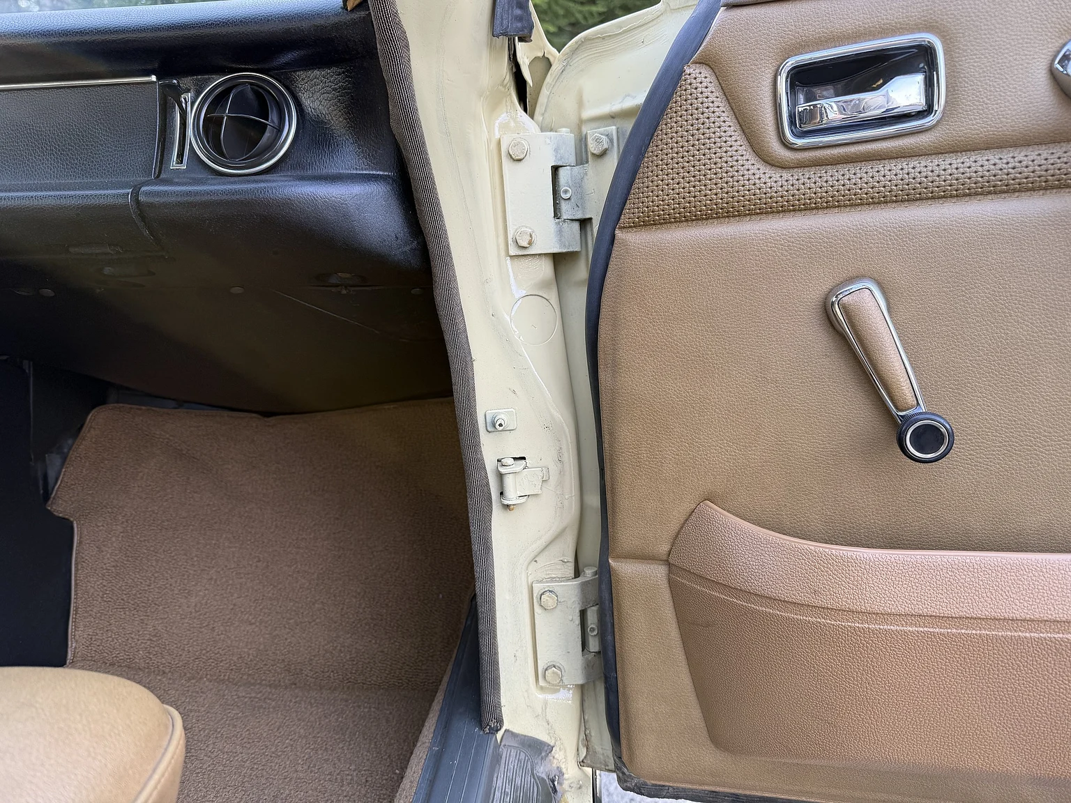 Innenraumfoto von 1974 Mercedes-Benz 230 Automatic (82)