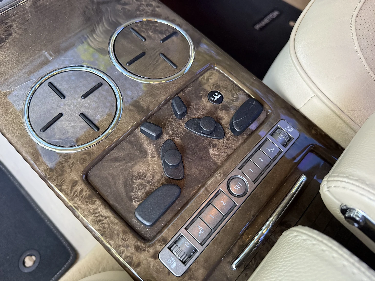Innenraumfoto von 2009 Volkswagen Phaeton W12 LWB Executive (46)