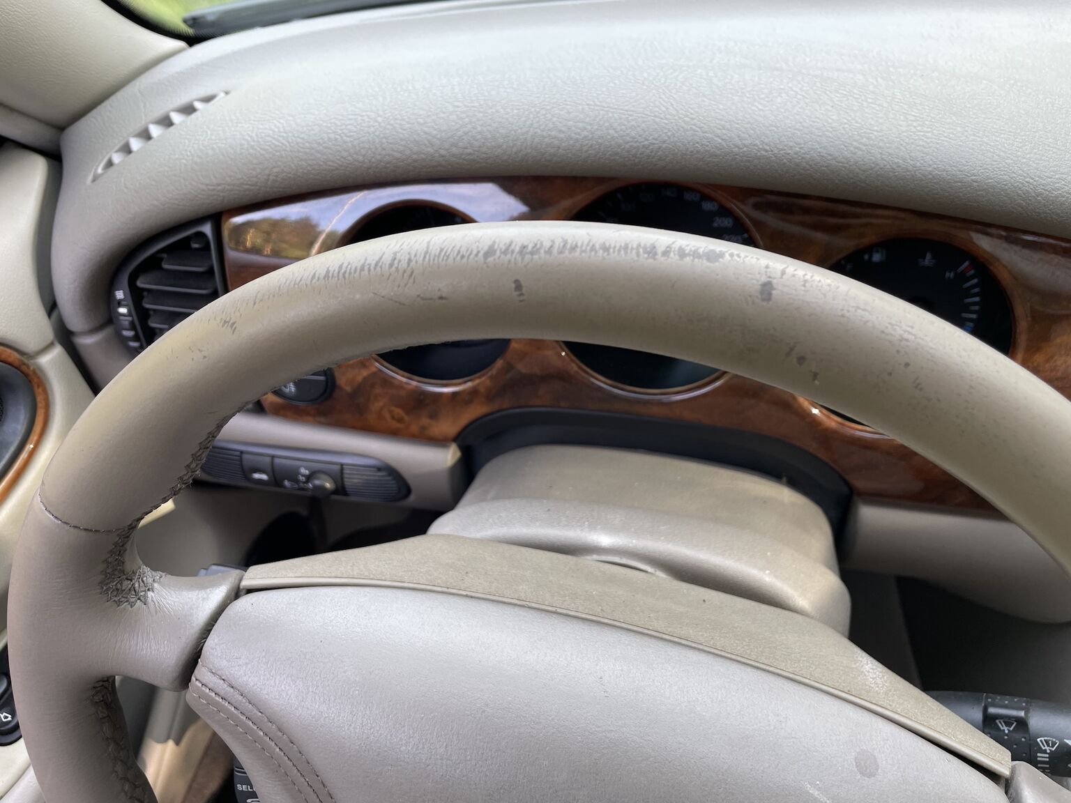 Innenraumfoto von 1998 Jaguar XJ8 Sovereign (31)