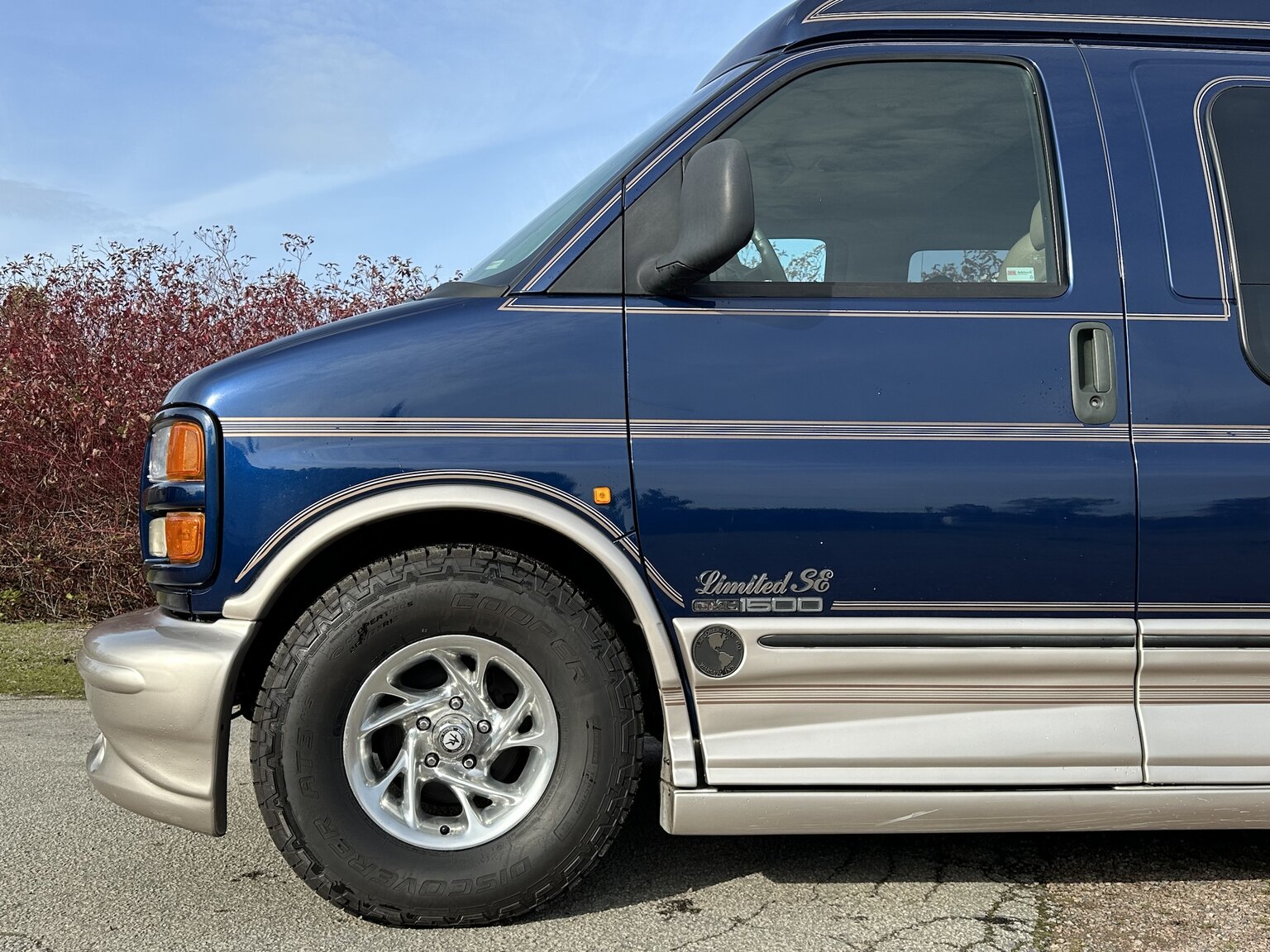 Exteriörbild på 2000 GMC Savana G1500 Conversion Van