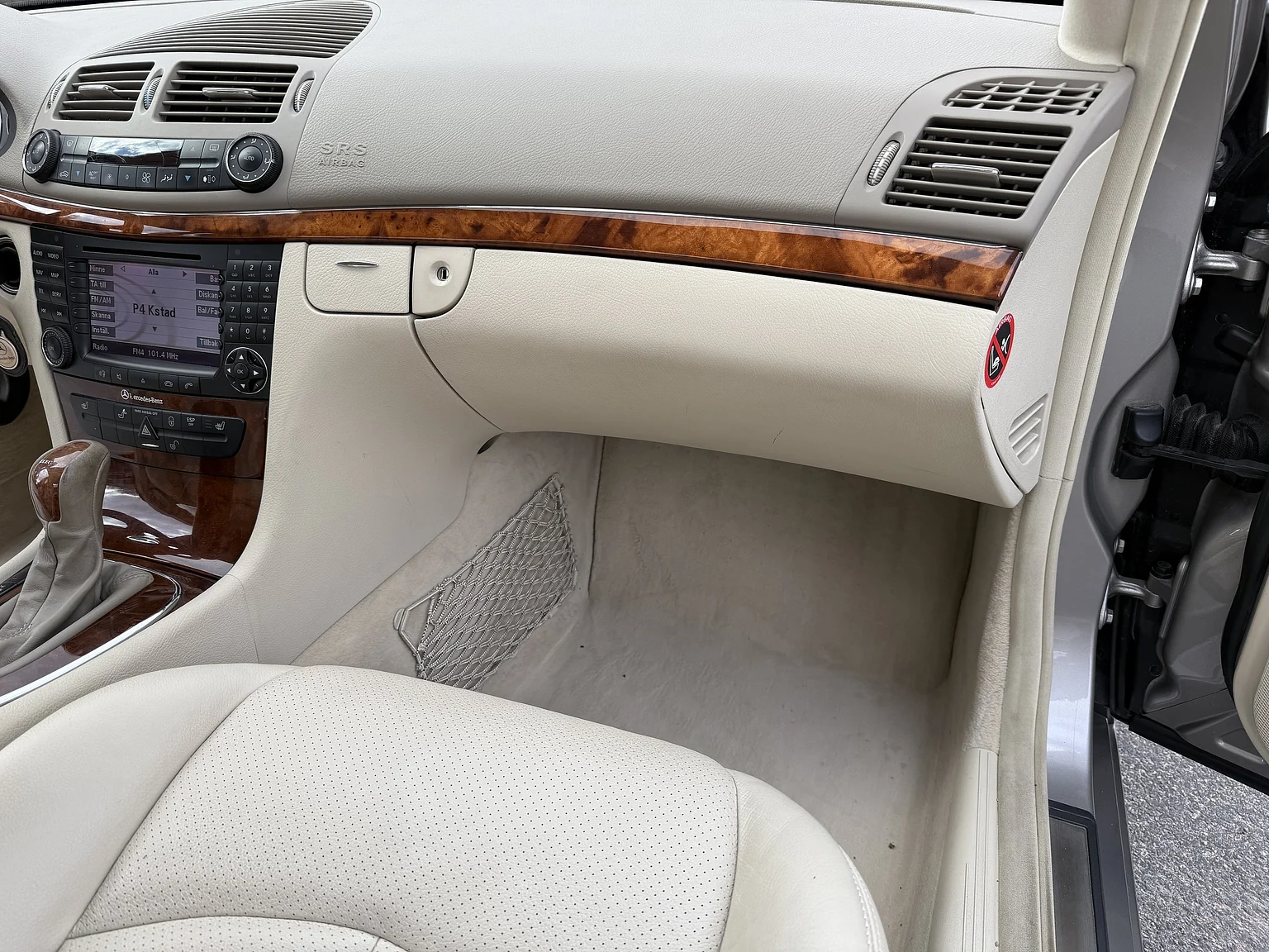 Interior image of 2004 Mercedes-Benz E 500 7G-Tronic (31)