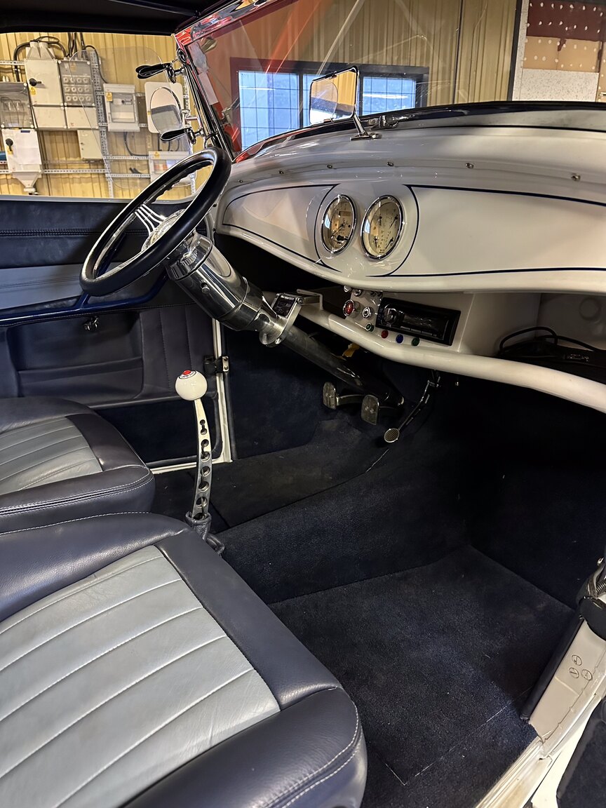 Interior image of 1932 Custom Ford Rod White Ice