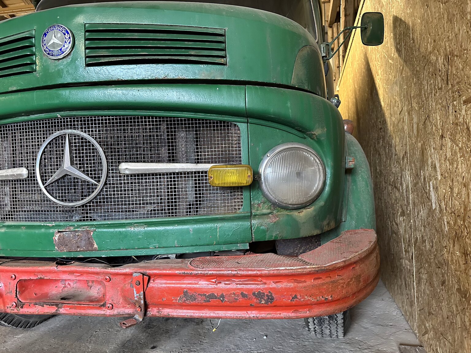 Exterior image of 1964 Mercedes-Benz L911