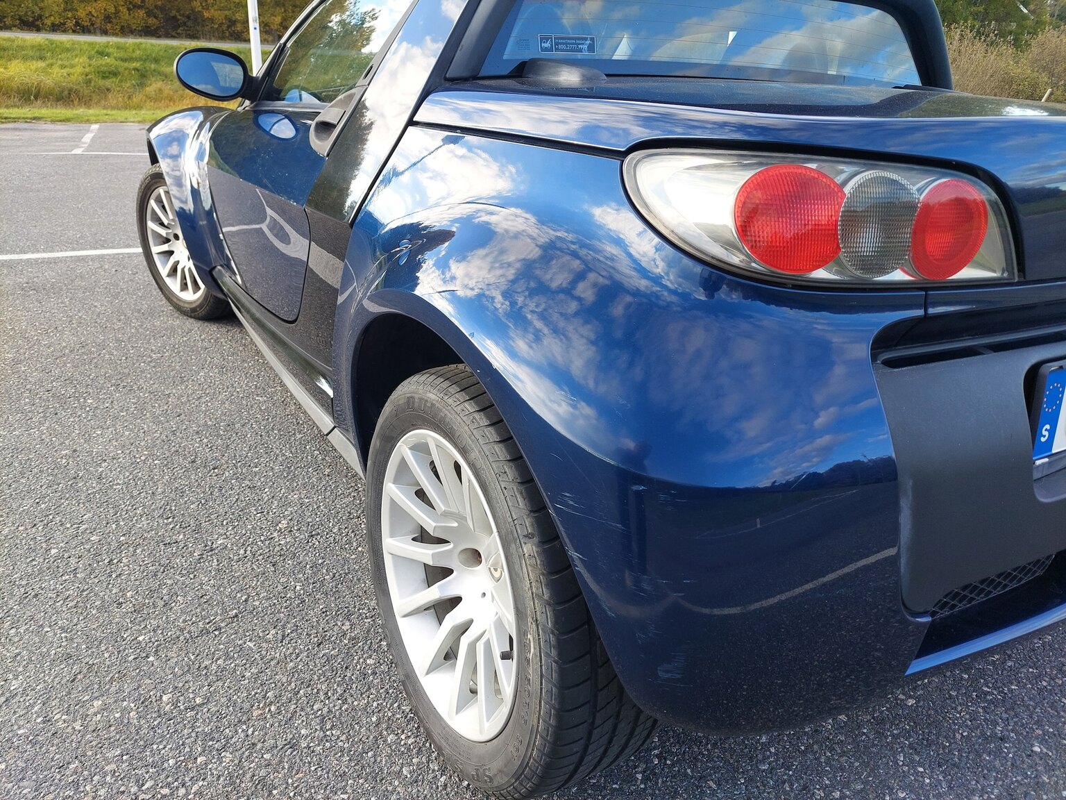 Exterior image of 2004 Smart Roadster