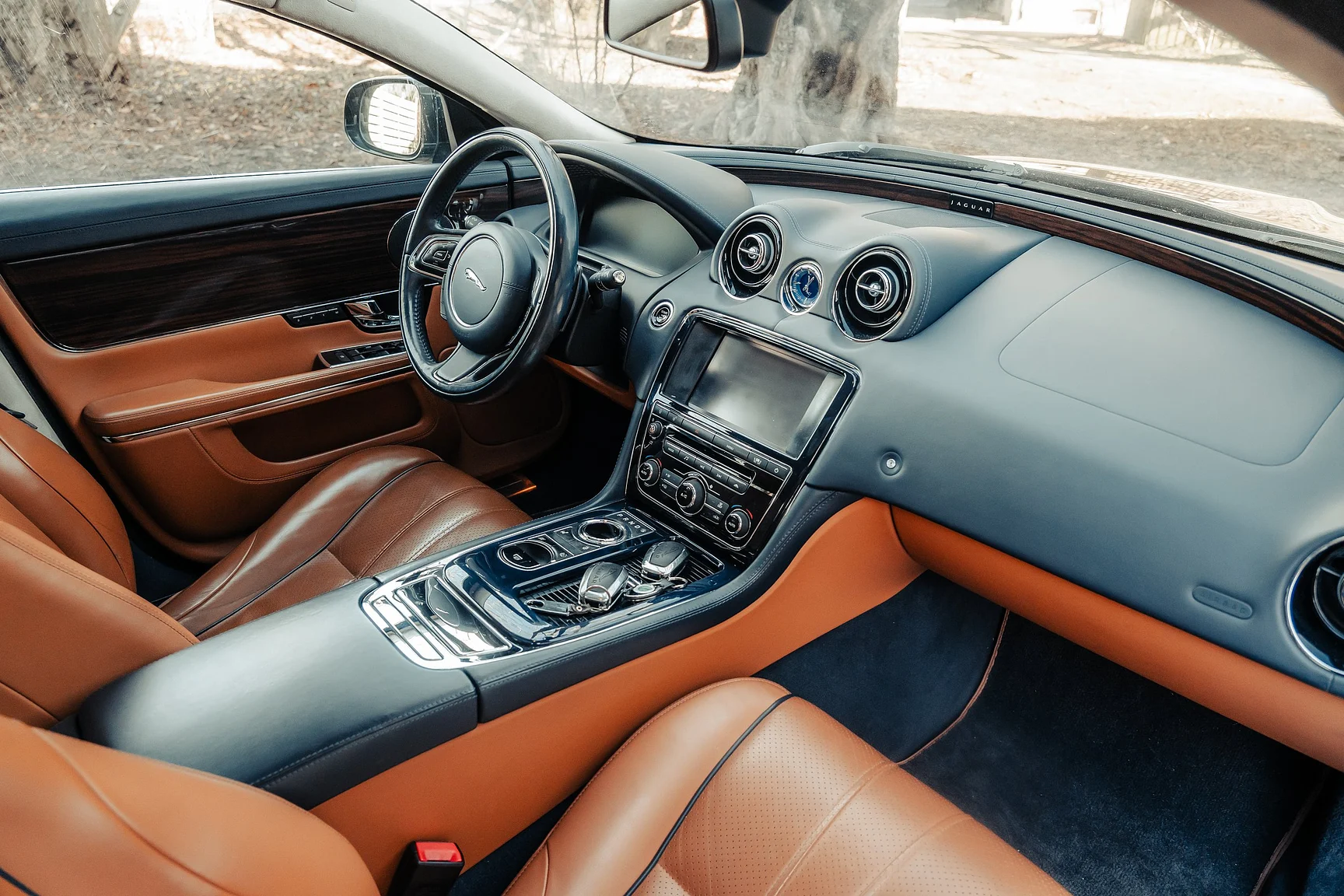 Interior image of 2012 Jaguar XJ (51)
