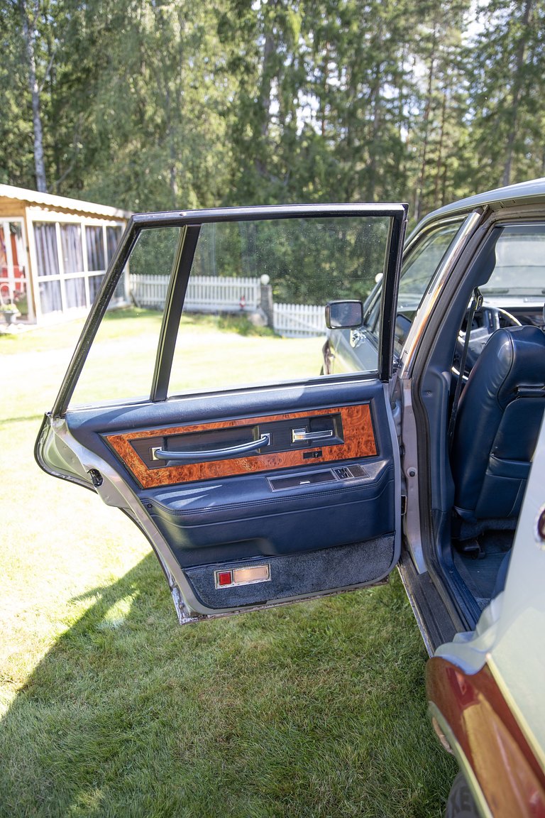 Interior image of 1985 Lincoln Continental 5.0 V8 EFI