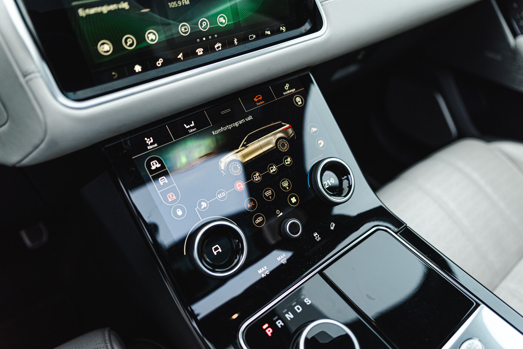 Interior image of 2018 Range Rover Velar D300 AWD HSE