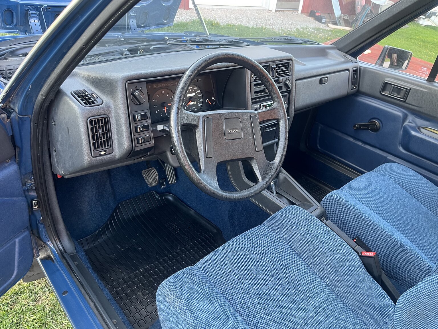 Interior image of 1983 Volvo 340 (1)
